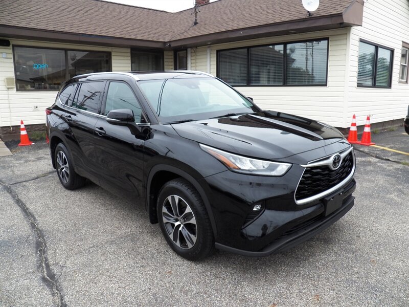 2020 Toyota Highlander XLE AWD - Photo 2 - Mishawaka, IN 46545