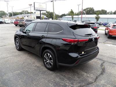 2020 Toyota Highlander XLE AWD - Photo 3 - Mishawaka, IN 46545