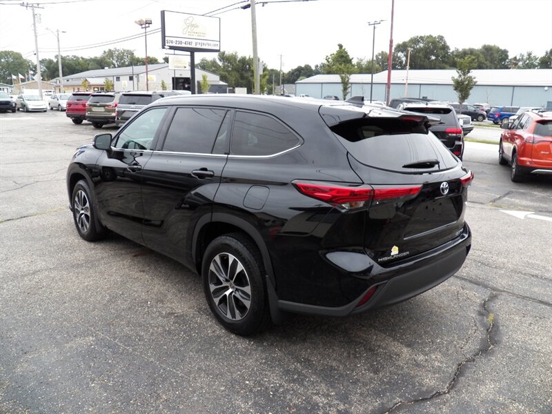 2020 Toyota Highlander XLE AWD - Photo 3 - Mishawaka, IN 46545