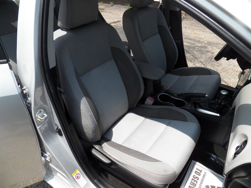 2017 Toyota Corolla LE - Photo 11 - Mishawaka, IN 46545