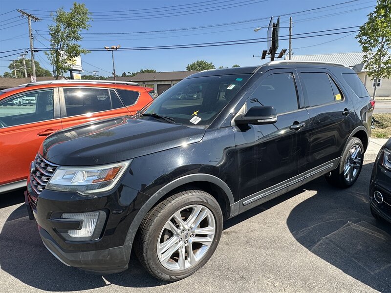 2017 Ford Explorer XLT AWD - Photo 1 - Mishawaka, IN 46545
