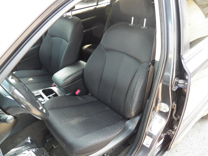 2012 Subaru Outback 2.5i Premium AWD - Photo 7 - Mishawaka, IN 46545