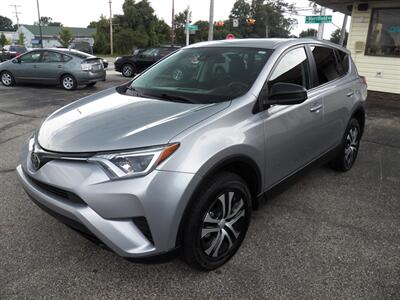 2018 Toyota RAV4 LE  AWD - Photo 2 - Mishawaka, IN 46545