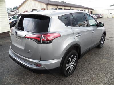 2018 Toyota RAV4 LE  AWD - Photo 4 - Mishawaka, IN 46545