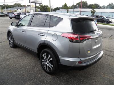 2018 Toyota RAV4 LE  AWD - Photo 3 - Mishawaka, IN 46545