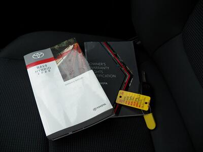 2020 Toyota RAV4 Hybrid LE  AWD - Photo 32 - Mishawaka, IN 46545