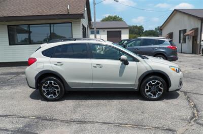 2016 Subaru Crosstrek 2.0i Limited  AWD - Photo 2 - Mishawaka, IN 46545