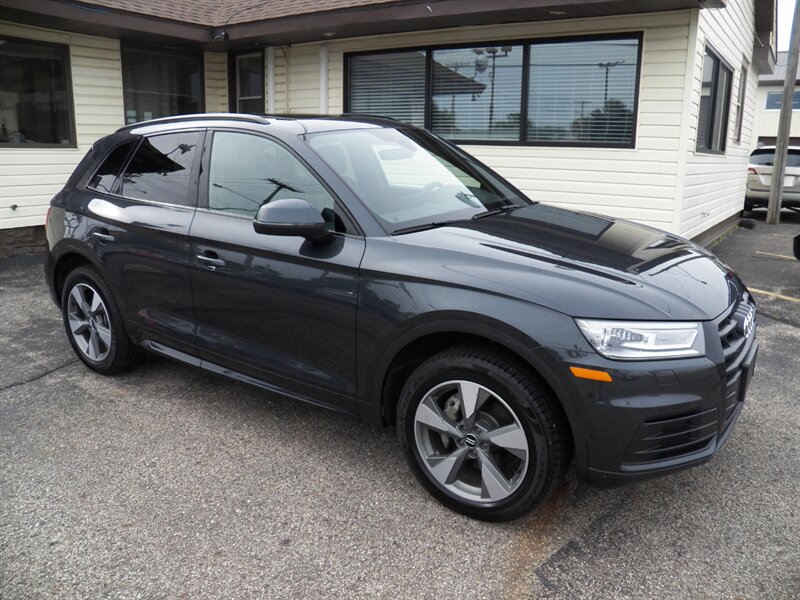 2020 Audi Q5 45 Titanium quattro S tronic Premium's photo