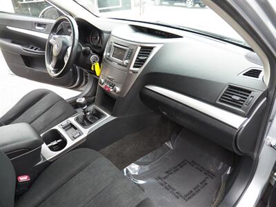 2014 Subaru Outback 2.5i Premium  AWD - Photo 14 - Mishawaka, IN 46545