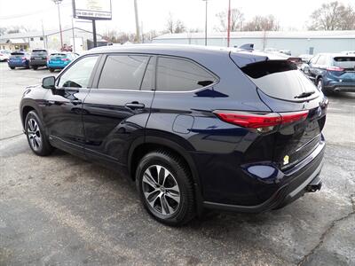 2020 Toyota Highlander Hybrid XLE  AWD - Photo 3 - Mishawaka, IN 46545