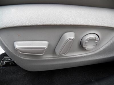 2020 Toyota Highlander Hybrid XLE  AWD - Photo 9 - Mishawaka, IN 46545