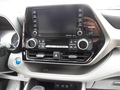 2020 Toyota Highlander Hybrid XLE  AWD - Photo 11 - Mishawaka, IN 46545