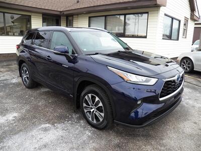 2020 Toyota Highlander Hybrid XLE  AWD - Photo 1 - Mishawaka, IN 46545
