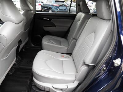 2020 Toyota Highlander Hybrid XLE  AWD - Photo 10 - Mishawaka, IN 46545