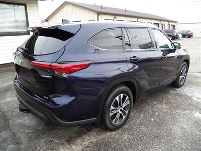 2020 Toyota Highlander Hybrid XLE  AWD - Photo 2 - Mishawaka, IN 46545