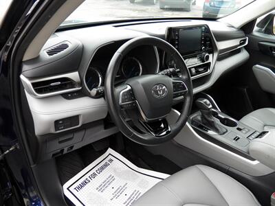 2020 Toyota Highlander Hybrid XLE  AWD - Photo 7 - Mishawaka, IN 46545