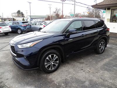 2020 Toyota Highlander Hybrid XLE  AWD - Photo 4 - Mishawaka, IN 46545