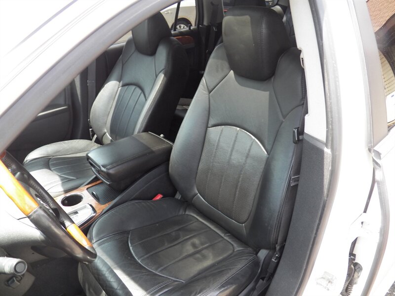 2011 Buick Enclave CXL-2 - Photo 8 - Mishawaka, IN 46545