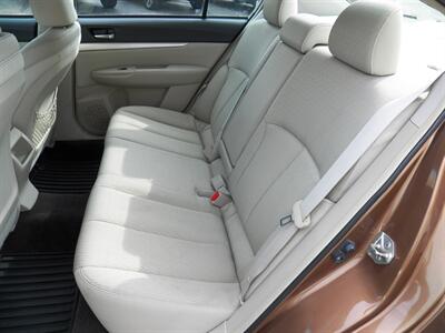 2011 Subaru Legacy 2.5i Premium  AWD - Photo 8 - Mishawaka, IN 46545