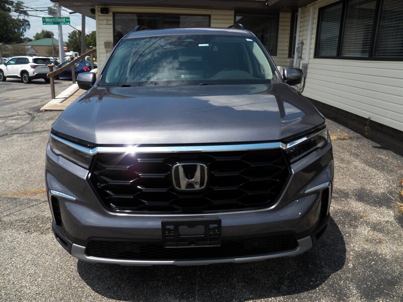 2024 Honda Pilot Touring AWD - Photo 5 - Mishawaka, IN 46545