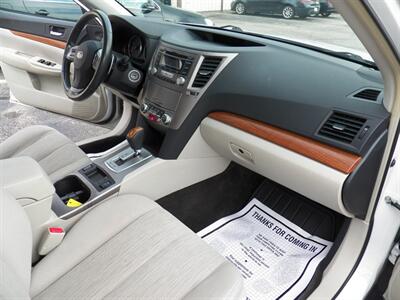 2013 Subaru Outback 2.5i Premium  AWD - Photo 12 - Mishawaka, IN 46545