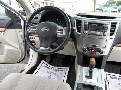 2013 Subaru Outback 2.5i Premium  AWD - Photo 13 - Mishawaka, IN 46545