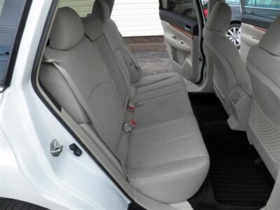 2013 Subaru Outback 2.5i Premium  AWD - Photo 10 - Mishawaka, IN 46545