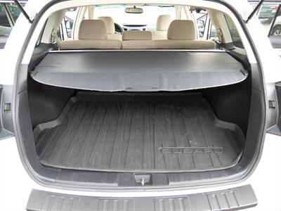 2013 Subaru Outback 2.5i Premium  AWD - Photo 9 - Mishawaka, IN 46545