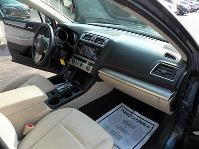 2017 Subaru Outback 2.5i Premium  AWD - Photo 15 - Mishawaka, IN 46545