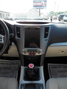 2014 Subaru Outback 2.5i Premium  AWD - Photo 18 - Mishawaka, IN 46545