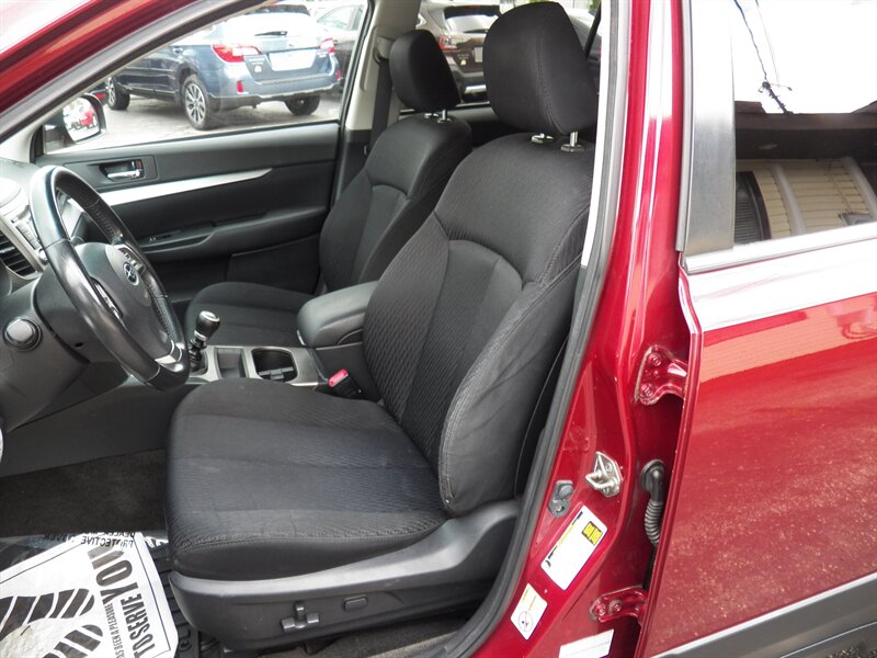 2012 Subaru Outback 2.5i Premium AWD - Photo 6 - Mishawaka, IN 46545