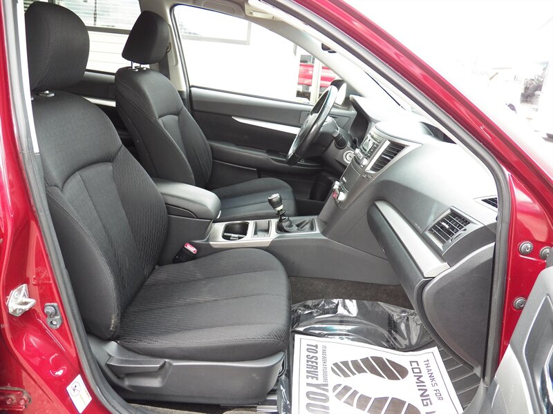 2012 Subaru Outback 2.5i Premium AWD - Photo 11 - Mishawaka, IN 46545
