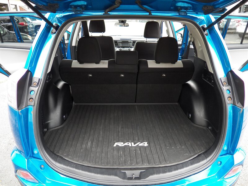 2018 Toyota RAV4 XLE AWD - Photo 13 - Mishawaka, IN 46545