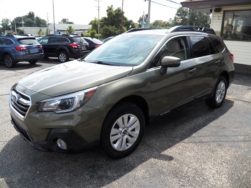 2018 Subaru Outback 2.5i Premium AWD - Photo 2 - Mishawaka, IN 46545