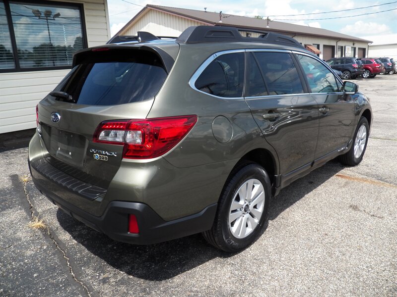 2018 Subaru Outback 2.5i Premium AWD - Photo 4 - Mishawaka, IN 46545