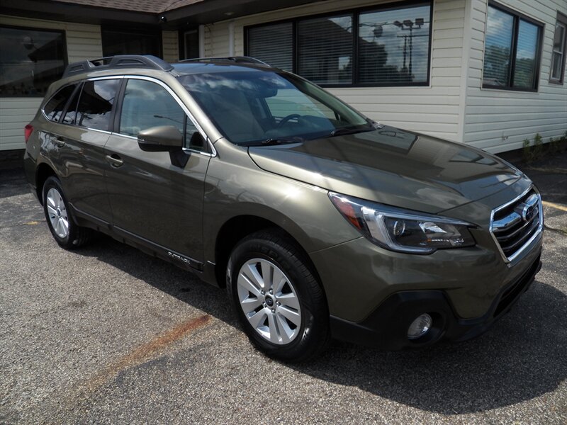 2018 Subaru Outback 2.5i Premium  AWD - Photo 1 - Mishawaka, IN 46545