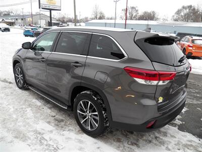 2019 Toyota Highlander XLE   - Photo 2 - Mishawaka, IN 46545