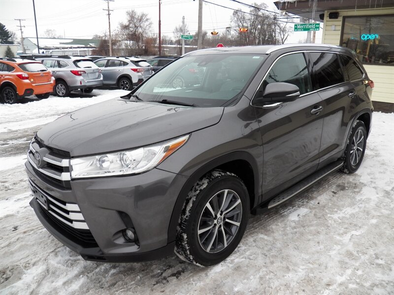 2019 Toyota Highlander XLE   - Photo 1 - Mishawaka, IN 46545