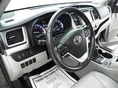 2019 Toyota Highlander XLE   - Photo 6 - Mishawaka, IN 46545