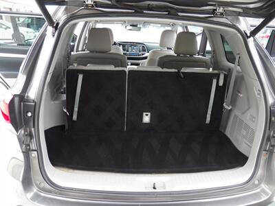 2019 Toyota Highlander XLE   - Photo 10 - Mishawaka, IN 46545