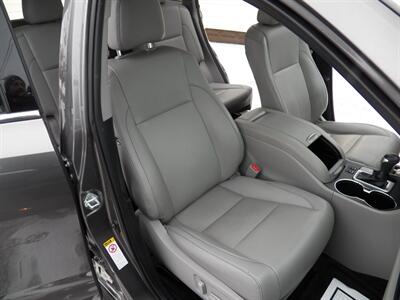 2019 Toyota Highlander XLE   - Photo 13 - Mishawaka, IN 46545