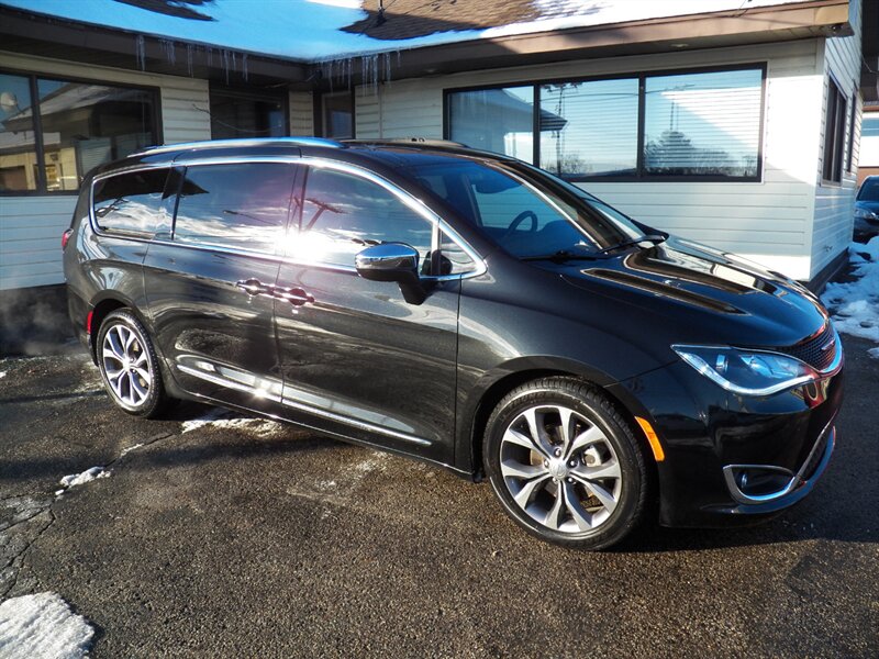 2020 Chrysler Pacifica Limited's photo