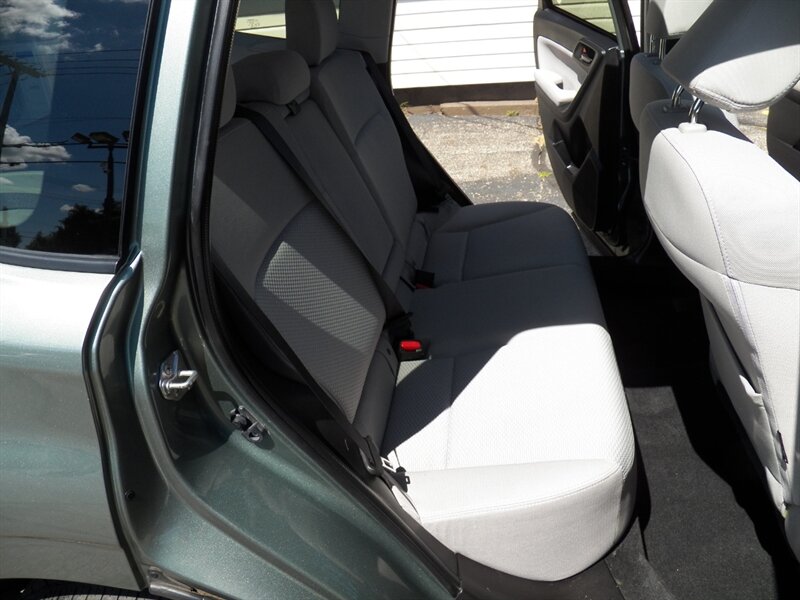 2015 Subaru Forester 2.5i Premium AWD - Photo 11 - Mishawaka, IN 46545