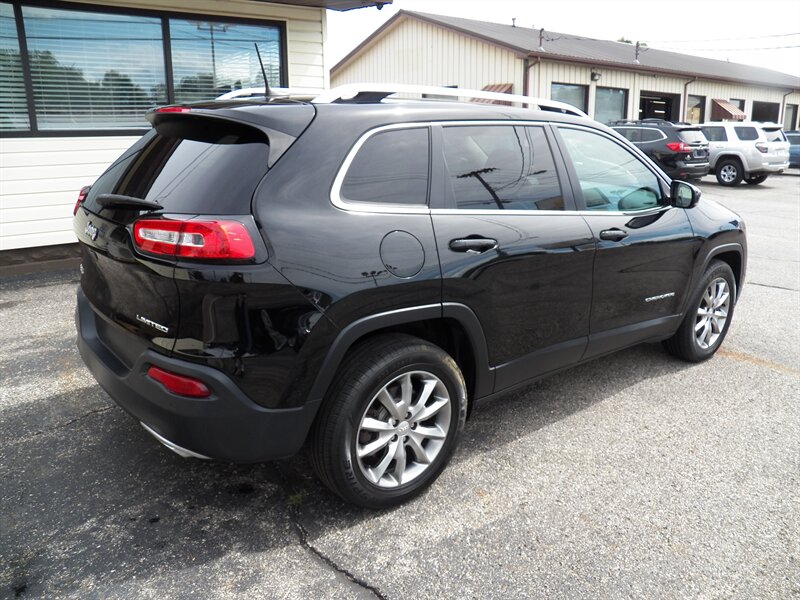 2018 Jeep Cherokee Limited 4X4 - Photo 7 - Mishawaka, IN 46545