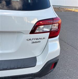 2018 Subaru Outback 3.6R Touring  AWD - Photo 4 - Mishawaka, IN 46545