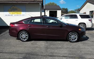 2017 Ford Fusion SE   - Photo 2 - Mishawaka, IN 46545