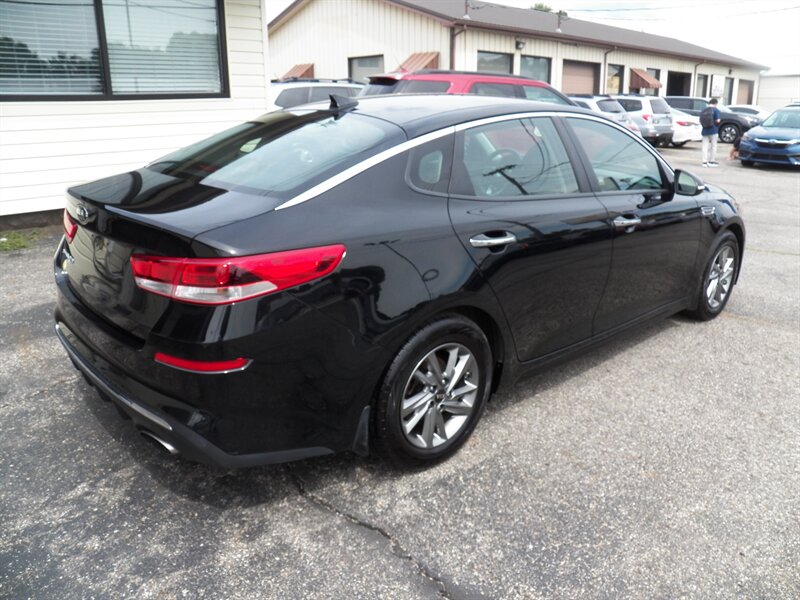 2019 Kia Optima LX - Photo 2 - Mishawaka, IN 46545