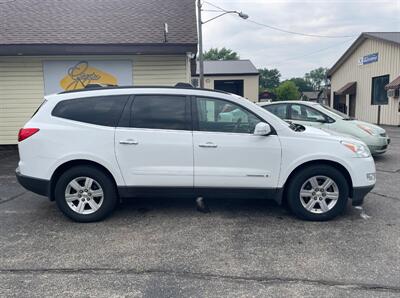 2009 Chevrolet Traverse LT  AWD - Photo 2 - Mishawaka, IN 46545