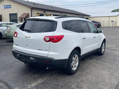 2009 Chevrolet Traverse LT  AWD - Photo 3 - Mishawaka, IN 46545