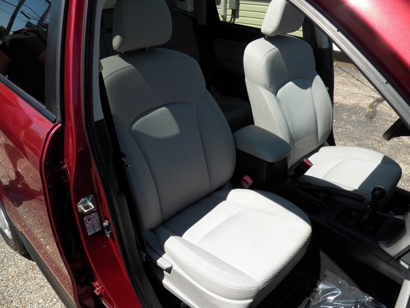 2016 Subaru Forester 2.5i Premium AWD - Photo 13 - Mishawaka, IN 46545